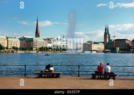 Paare sitzen gerade den Blick auf die Binnenalster See Hamburg Stockfoto