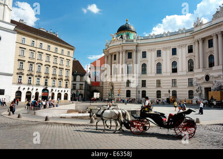 Touristen fahren Pferdekutsche um Michaelerplatz vor Hofburg imperial palace Stockfoto