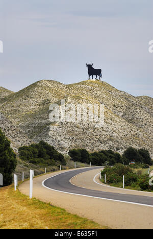 Osborne Stier Straßenschild dominieren die spanischen Straßen als ein inoffizielles Symbol nur außerhalb von Barcelona, Spanien Stockfoto