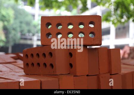 Dhaka, 13. August 2014. Stapel der roten Buchse Steine. Stockfoto