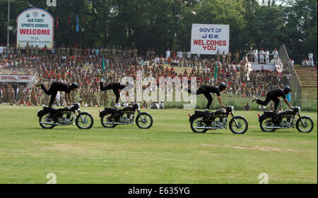 Srinagar, indisch verwalteten Kashmir.13 August 2014:.  Eine Gruppe von Dare Dvills führen Tricks während der Full Dress Reharsal für Unabhängigkeitstag am Bakshi Stadion Srinagar Indien Unabhängigkeitstag am 15. August feiert der Credit: Sofi Suhail/Alamy Live News / Stockfoto