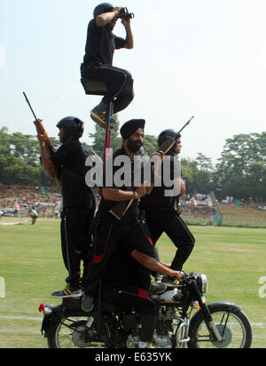 Srinagar, indisch verwalteten Kashmir.13 August 2014:.  Eine Gruppe von Dare Dvills führen Tricks während der Full Dress Reharsal für Unabhängigkeitstag am Bakshi Stadion Srinagar Indien Unabhängigkeitstag am 15. August feiert der Credit: Sofi Suhail/Alamy Live News / Stockfoto