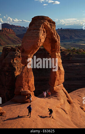 Zarte Bogen (65 ft/20 m hohe Wahrzeichen von Utah) und Touristen, Arches-Nationalpark in der Nähe von Moab, Utah, USA Stockfoto