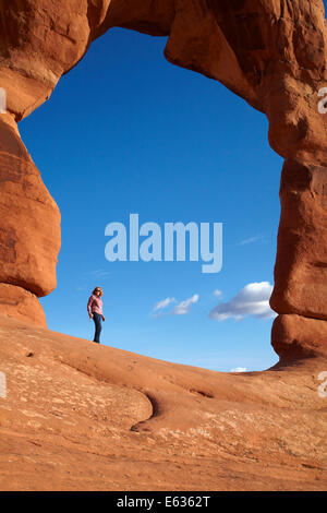 Zarte Bogen (65 ft/20 m hohe Wahrzeichen von Utah) und Tourist, Arches-Nationalpark in der Nähe von Moab, Utah, USA Stockfoto