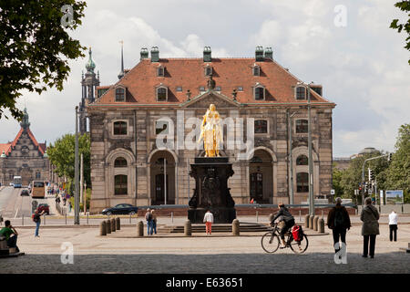 Goldener Reiter oder Goldener Reiter, eine vergoldete Reiterstatue des Kaisers Augustus das starke, Neustädter Markt in Dresden, Sachsen, Stockfoto