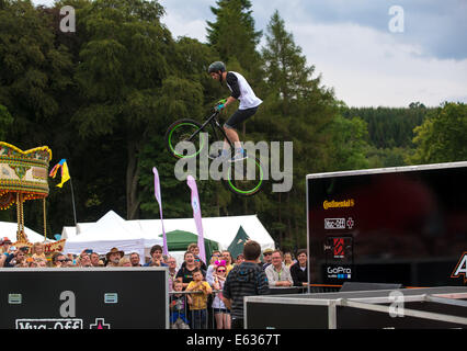 Danny MacAskill führt seine Drop and Roll Roadshow auf dem Belladrum Tartan Herz Festival, Inverness, Schottland 2014 Stockfoto