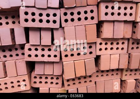 Dhaka, 13. August 2014. Stapel der roten Buchse Steine. Stockfoto