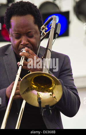 Posaunist Dennis Rollins mit seinem Velocity-Trio auf der Bühne spielen, Brecon Jazz Festivals 2014 Stockfoto