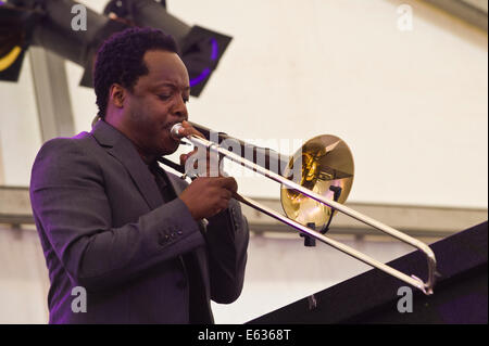 Posaunist Dennis Rollins mit seinem Velocity-Trio auf der Bühne spielen, Brecon Jazz Festivals 2014 Stockfoto