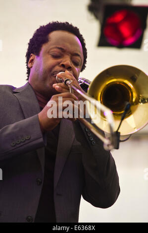 Posaunist Dennis Rollins mit seinem Velocity-Trio auf der Bühne spielen, Brecon Jazz Festivals 2014 Stockfoto