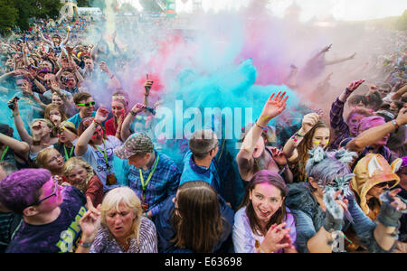 Festivalbesucher werfen Farbpulver auf dem Belladrum Tartan Herz Festival. Inverness, Schottland 2014 Stockfoto