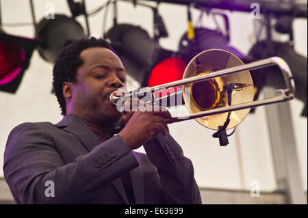 Posaunist Dennis Rollins mit seinem Velocity-Trio auf der Bühne spielen, Brecon Jazz Festivals 2014 Stockfoto