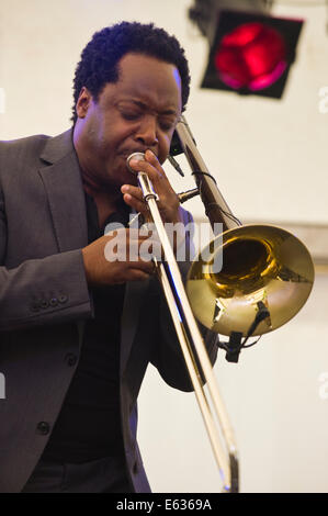 Posaunist Dennis Rollins mit seinem Velocity-Trio auf der Bühne spielen, Brecon Jazz Festivals 2014 Stockfoto