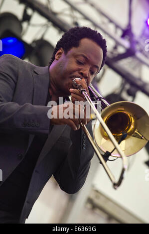 Posaunist Dennis Rollins mit seinem Velocity-Trio auf der Bühne spielen, Brecon Jazz Festivals 2014 Stockfoto