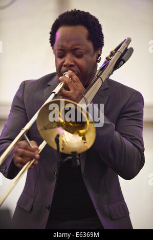 Posaunist Dennis Rollins mit seinem Velocity-Trio auf der Bühne spielen, Brecon Jazz Festivals 2014 Stockfoto