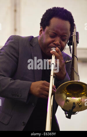 Posaunist Dennis Rollins mit seinem Velocity-Trio auf der Bühne spielen, Brecon Jazz Festivals 2014 Stockfoto