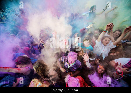 Festivalbesucher werfen Farbpulver auf dem Belladrum Tartan Herz Festival. Inverness, Schottland 2014 Stockfoto