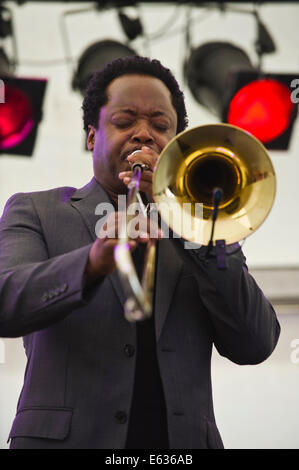 Posaunist Dennis Rollins mit seinem Velocity-Trio auf der Bühne spielen, Brecon Jazz Festivals 2014 Stockfoto