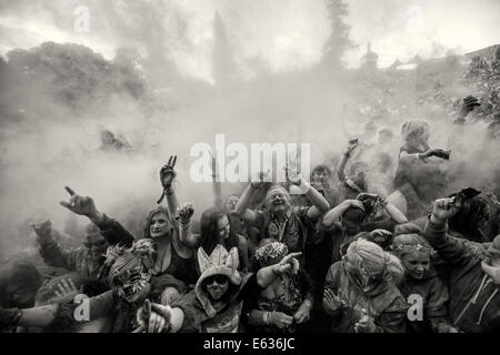 Festivalbesucher werfen Farbpulver auf dem Belladrum Tartan Herz Festival. Inverness, Schottland 2014 Stockfoto