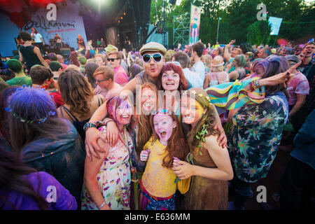 Festivalbesucher werfen Farbpulver auf dem Belladrum Tartan Herz Festival. Inverness, Schottland 2014 Stockfoto