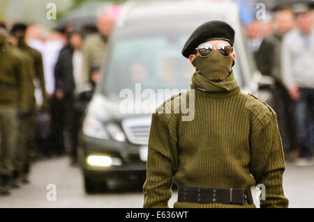 Belfast, Nordirland. 13. August 2014. Paramilitärische Beerdigung von Veteran IRA Freiwilliger Tony Catney Credit: Stephen Barnes/Alamy Live News Stockfoto