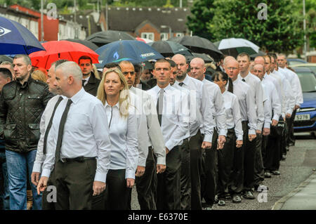 Ehemaligen republikanischen Kollegen Linie der Trauerzug bei der Beerdigung von IRA-Veteran Tony Catney, Belfast, Nordirland. Stockfoto