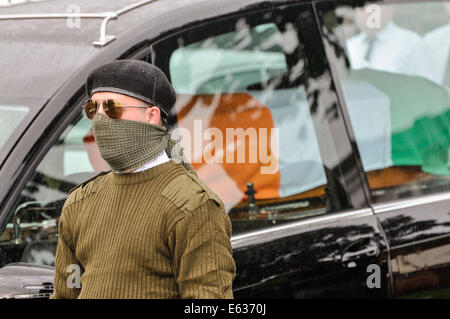 Belfast, Nordirland. 13. August 2014. Paramilitärische Beerdigung von Veteran IRA Freiwilliger Tony Catney Credit: Stephen Barnes/Alamy Live News Stockfoto