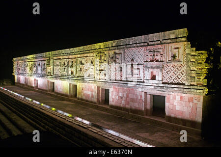 Westen Gebäude Nonnenkloster Viereck bei Nacht-Uxmal-Yucatan-Mexiko Stockfoto