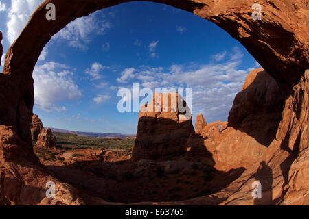 Fisheye Blick auf Felsformationen einschließlich Turret Arch, gesehen durch Süd-Fenster in der Windows-Sektion, Arches-Nationalpark, n Stockfoto