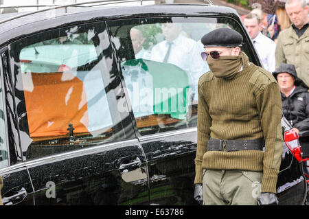 Belfast, Nordirland. 13. August 2014. Paramilitärische Beerdigung von Veteran IRA Freiwilliger Tony Catney Credit: Stephen Barnes/Alamy Live News Stockfoto