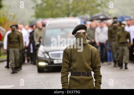 Belfast, Nordirland. 13. August 2014. Paramilitärische Beerdigung von Veteran IRA Freiwilliger Tony Catney Credit: Stephen Barnes/Alamy Live News Stockfoto