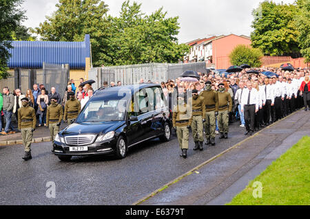 Belfast, Nordirland. 13. August 2014. Paramilitärische Beerdigung von Veteran IRA Freiwilliger Tony Catney Credit: Stephen Barnes/Alamy Live News Stockfoto