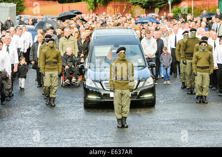 Belfast, Nordirland. 13. August 2014. Paramilitärische Beerdigung von Veteran IRA Freiwilliger Tony Catney Credit: Stephen Barnes/Alamy Live News Stockfoto