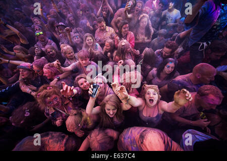 Festivalbesucher werfen Farbpulver auf dem Belladrum Tartan Herz Festival. Inverness, Schottland 2014 Stockfoto