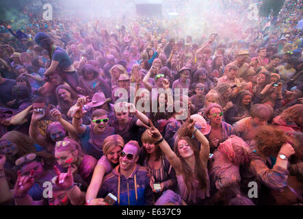 Festivalbesucher werfen Farbpulver auf dem Belladrum Tartan Herz Festival. Inverness, Schottland 2014 Stockfoto