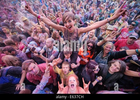 Festivalbesucher werfen Farbpulver auf dem Belladrum Tartan Herz Festival. Inverness, Schottland 2014 Stockfoto