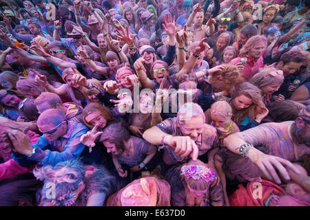 Festivalbesucher werfen Farbpulver auf dem Belladrum Tartan Herz Festival. Inverness, Schottland 2014 Stockfoto