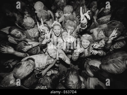 Festivalbesucher werfen Farbpulver auf dem Belladrum Tartan Herz Festival. Inverness, Schottland 2014 Stockfoto