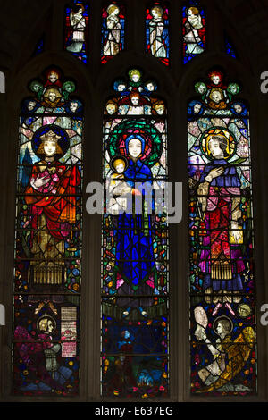 UK England, Dorset, Sturminster Newton, Pfarrkirche, 1918 Roma Spencer Smith Fenster von Harry Clarke Stockfoto