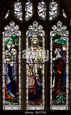 UK England, Dorset, Sturminster Newton, Pfarrkirche, Kunst und Kunsthandwerk-Fenster von Mary Lowndes Stockfoto