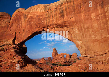 Turret Arch, gesehen durch Nord-Fenster in der Windows-Sektion, Arches-Nationalpark in der Nähe von Moab, Utah, USA Stockfoto