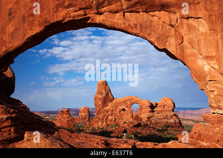 Turret Arch, gesehen durch Nord-Fenster in der Windows-Sektion, Arches-Nationalpark in der Nähe von Moab, Utah, USA Stockfoto