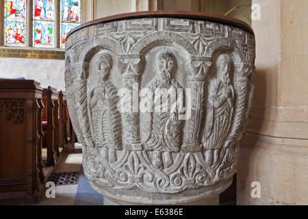 Eine der besten Norman Schriftarten im Vereinigten Königreich in der St. Peters Church in Cotswold Dorf von Rendcomb, Gloucestershire UK Stockfoto