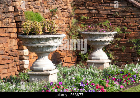 Zwei konkrete Urn Blumentöpfe im Garten Botanischer Garten Stockfoto