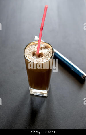 Griechischer Kaffee und elektronische Zigarette auf Tisch. Natürliches Licht Stockfoto