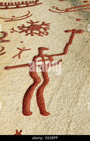 Bronzezeit Petroglyph eines Mannes, bewaffnet mit einer Axt, Tanum, Bohuslän, Västra Götalands Län, Schweden, Scandinavia. Stockfoto