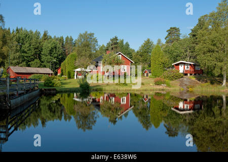 Reflexionen in einem kleinen See im Gla Forest Nature Reserve, Lenungshammar, westlichen Värmland, Schweden, Scandinavia. Stockfoto