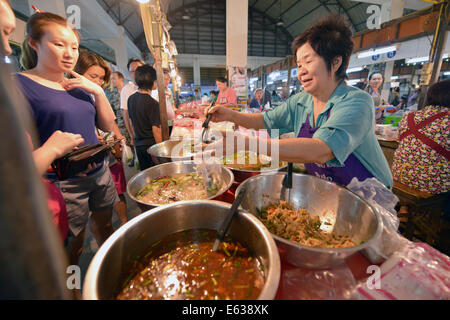 Lampang, Thailand - 12. Februar 2014: Thai-Frau verkaufen Essen am Markt in Lampang, Thailand Stockfoto