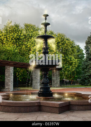 reich verzierten Brunnen mit Wasser mit Kohlensäure Stockfoto