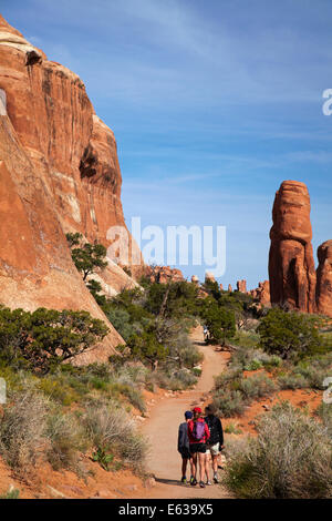 Sandstein-Formationen und Wanderer am Weg zum Landscape Arch, des Teufels Gartenbereich des Arches-Nationalpark in der Nähe von Moab, Utah, USA Stockfoto